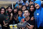 Nyam... Nagita Slavina dan Raffi Ahmad Jualan Mi