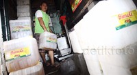 Pekerja menata minyak goreng curah di agen penjualan sembako di Jakarta.