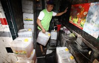 Pengusaha mendesak pemerintah tidak mewajibkan merek minyak goreng kemasan asing terdafar di HKI, tapi cukup hanya terdaftar di Kemdag saja.