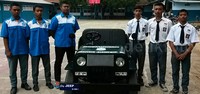 Sejumlah siswa SMK Angkasa Lanud Husein Sastranegara foto bersama Sky Jeep V150.