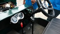 Sistem kemudi sama dengan mobil pada umumnya, gas, rem kopling, serta tuas untuk pengaturan gigi.