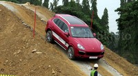 Porsche berhasil melintasi turunan curam.