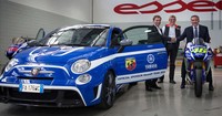 Abarth memang hadir di kejuaraan MotoGP sebagai sponsor dan pemasok mobil resmi tim Movistar Yamaha MotoGP. Penyerahan Abarth edisi spesial ini mempererat kerja sama kedua brand yang telah berlangsung selama dua tahun. Pool/dok Abarth.