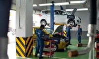 Sejumlah mekanik mengecek mobil.