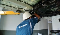 Seorang mekanik memperbaiki mobil.