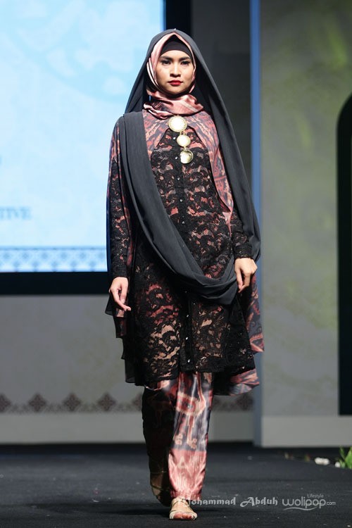 Itang Yunasz. Indonesia Internasional Islamic Fashion & Products 2015 Ethnic Urbanovative at Jakarta Convention Center. Jakarta. [Foto: Mohammad Abduh/Wolipop]
