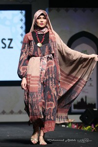 Itang Yunasz. Indonesia Internasional Islamic Fashion & Products 2015 Ethnic Urbanovative at Jakarta Convention Center. Jakarta. [Foto: Mohammad Abduh/Wolipop]