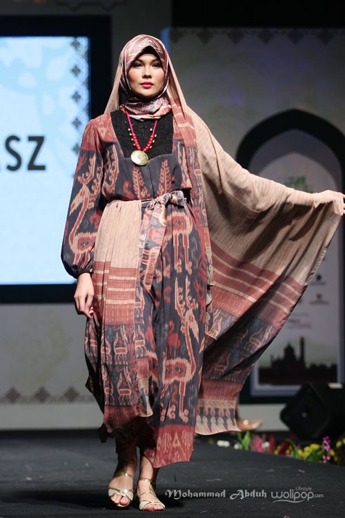 Itang Yunasz. Indonesia Internasional Islamic Fashion & Products 2015 Ethnic Urbanovative at Jakarta Convention Center. Jakarta. [Foto: Mohammad Abduh/Wolipop]