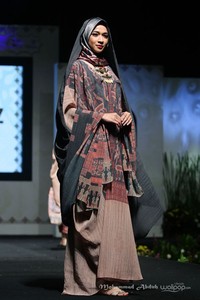 Itang Yunasz. Indonesia Internasional Islamic Fashion & Products 2015 Ethnic Urbanovative at Jakarta Convention Center. Jakarta. [Foto: Mohammad Abduh/Wolipop]
