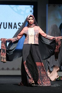 Itang Yunasz. Indonesia Internasional Islamic Fashion & Products 2015 Ethnic Urbanovative at Jakarta Convention Center. Jakarta. [Foto: Mohammad Abduh/Wolipop]