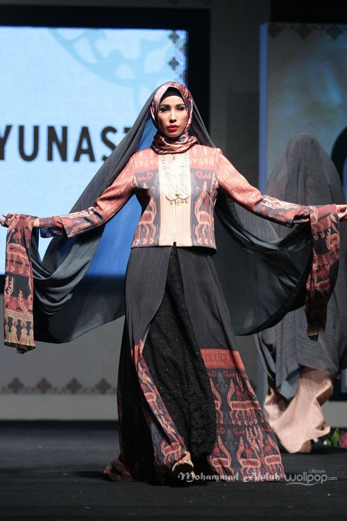 Itang Yunasz. Indonesia Internasional Islamic Fashion & Products 2015 Ethnic Urbanovative at Jakarta Convention Center. Jakarta. [Foto: Mohammad Abduh/Wolipop]