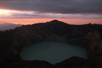 Berburu sunrise di Kelimutu berarti traveler mesti bersiap sedari pagi. Setidaknya jam 05.00 WITA, traveler sudah sampai di areal parkir TN Kelimutu (Wahyu/detikTravel)