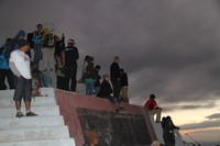 Meski masih gelap, sudah banyak turis yang menjamur dan ingin melihat pesona sunrise yang begitu indah di Kelimutu. Baik turis lokal maupun mancanegara sudah bersiap dengan kamera masing-masing (ahyu/detikTravel)