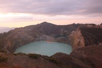 Matahari mulai meninggi, cahaya yang semula redup menjadi semakin menyinari. Inilah momen yang pas untuk memotret keindahan Danau Ata Polo dan Danau Nuwa Muri Koo Fai yang letaknya bersebelahan (Wahyu/detikTravel)