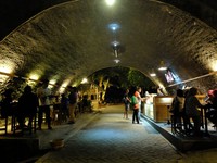 Kafe Kolong terletak di kawasan Mastrip, Jember, Jawa Timur. Kafe ini menempati 2 kolong jembatan yang terletak bersebelahan (Sastri/detikTravel)