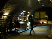 Di luar terowongan, terdapat beberapa bangku outdoor dan sebuah bar berbentuk gazebo. Terowongan satunya lagi, berukuran lebih kecil, penuh muda-mudi menggunakan mic dan gitar di panggung berakustik ria (Sastri/detikTravel)