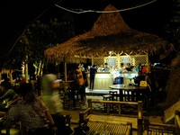 Johanes menggunakan 2 dari 4 terowongan, masing-masing dipenuhi bangku bambu asli Jember. Kini, ada 2 bar dan 32 meja yang tersebar di dalamnya (Sastri/detikTravel)