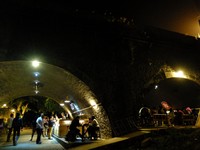 Kafe Kolong buka setiap hari mulai pukul 18.00 sampai 01.00 WIB dini hari. Meski terletak di kolong jembatan, tak ada nyamuk berkeliaran di sini. Tak heran Kafe Kolong jadi destinasi wajib traveler di Jember (Sastri/detikTravel)