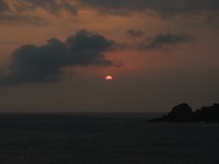 Di Pantai Tanjung Papuma, Jember, traveler bisa melihat panorama matahari terbit sekaligus tenggelam. Akhir pekan lalu detikTravel menyambangi pantai ini untuk menikmati sunset nan menawan (Sastri/detikTravel)