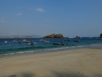 Sesuai namanya, pantai ini berbentuk tanjung dengan bukit karang di bagian tengahnya. Usai Pantai Batu Malikan yang berpasir hitam, traveler langsung dihadapkan pada Pantai Pasir Putih lengkap dengan deretan perahu nelayan (Sastri/detikTravel)
