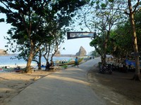 Dari pintu gerbang sampai ujung pantai, tersedia jalan besar yang sudah dipasangi paving block. Jalan itu juga dipenuhi pohon di sisi kanan dan kiri, sehingga udara terasa sangat rindang meski berada di pinggir pantai (Sastri/detikTravel)