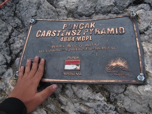 Kapan Waktu Terbaik Mendaki Puncak Carstensz?