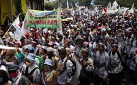 Massa guru juga memiliki rencana ke Istana Negara bila demo pagi ini tidak disetujui oleh kementerian terkait.     