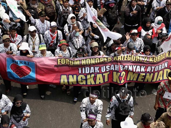 Puluhan Ribu Guru Honorer Demo di DPR