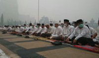 Selasa (15/9/2015) pagi, ratusan umat muslim di Pekanbaru menggelar salat Istisqa di halaman Kantor Gubri di Jl Sudirman Pekanbaru.     