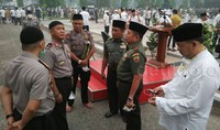 Ratusan umat Islam dari kalangan PNS, tokoh masyarakat, Komandan Korem Wirabima, Kapolda Riau berkumpul bersama mengharap Sang Ilahi mengabulkan doa turun hujan.     