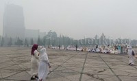 Salat minta hujan ini dilaksanakan karena Riau saat ini dikepung asap pekat.