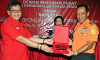 Bambang menerima cenderamata. Lamhot Aritonang/detikFoto.