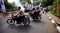 Para guru honorer memblokir Jalan Asia Afrika.
