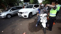 Aksi blokir jalan itu membuat arus lalu lintas macet.