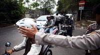 Polisi berusaha mengurai kemacetan.