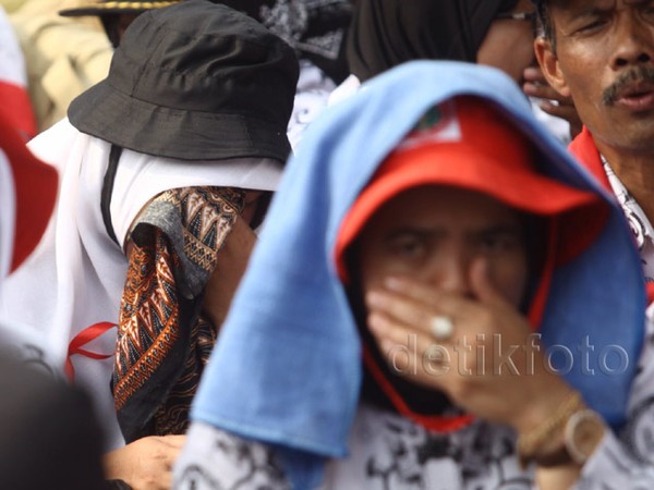 Wajah Lelah Bapak Ibu Guru Usia Berdemo