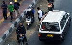 Pemotor Nekat Melawan Arus