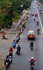 Pemotor Nekat Melawan Arus