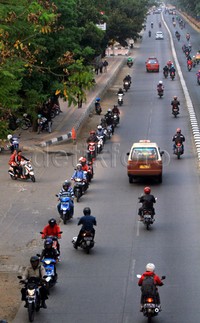 Para pengendara sepeda motor menantang maut dengan melawan arus di Jalan Tanjung Barat.