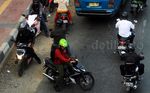Pemotor Nekat Melawan Arus
