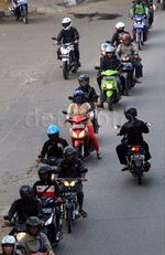 Pemotor Nekat Melawan Arus