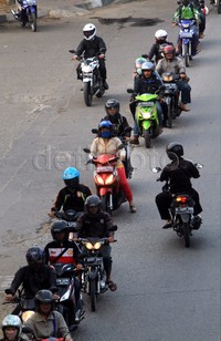 Para pemotor lawan arus ini tanpa rasa bersalah melakukan pelanggaran lalu lintas. Padahal apa yang mereka lakukan sangat berbahaya bisa membahayakan si pengendara dan juga pengendara lain.