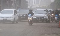 Pengendara mobil dan motor melintasi jalan Mampang Jakarta Selatan, Selasa (15/9/2015) yang penuh dengan debu.