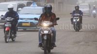 Pengerukan jalan di ruas Jl Warung Buncit menuju Mampang, Jaksel berimbas dengan kondisi jalan yang sangat berdebu.