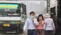 Mereka harus menutup hidung saat melintas.