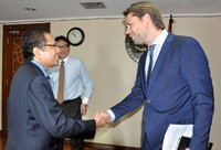 Rizal Ramli menyambut tamunya. Pool/dok. Kemenko Maritim.