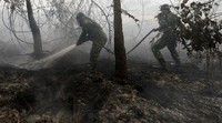 Dua prajurit TNI berjibaku memadamkan api yang membakar hutan dan lahan di Kampar, Riau. Adek Berry/AFP/detikFoto.