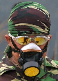 TNI melawan asap menggunakan masker dan kacamata. Adek Berry/AFP/detikFoto.