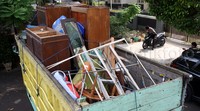 Polisi juga menyiapkan truk untuk mengangkut barang-barang milik penghuni. Pool/Lamhot Aritonang/detikFoto.