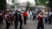 Puluhan polisi dikerahkan untuk membantu warga memindahkan barang-barangnya. Pool/Lamhot Aritonang/detikFoto.